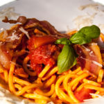 Pasta fresca all'amatriciana con guanciale e grangessato